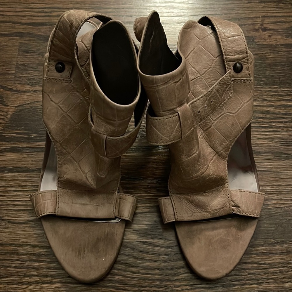 Guess by Marciano heeled sandals size 7